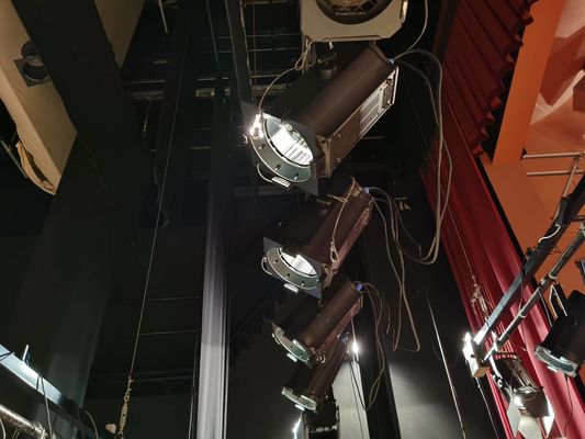 300W LED CRI95 Oświetlenie sceniczne RGBALC 6 w 1 Auto Zoom Fresnel Spot Light z systemem zarządzania kolorami